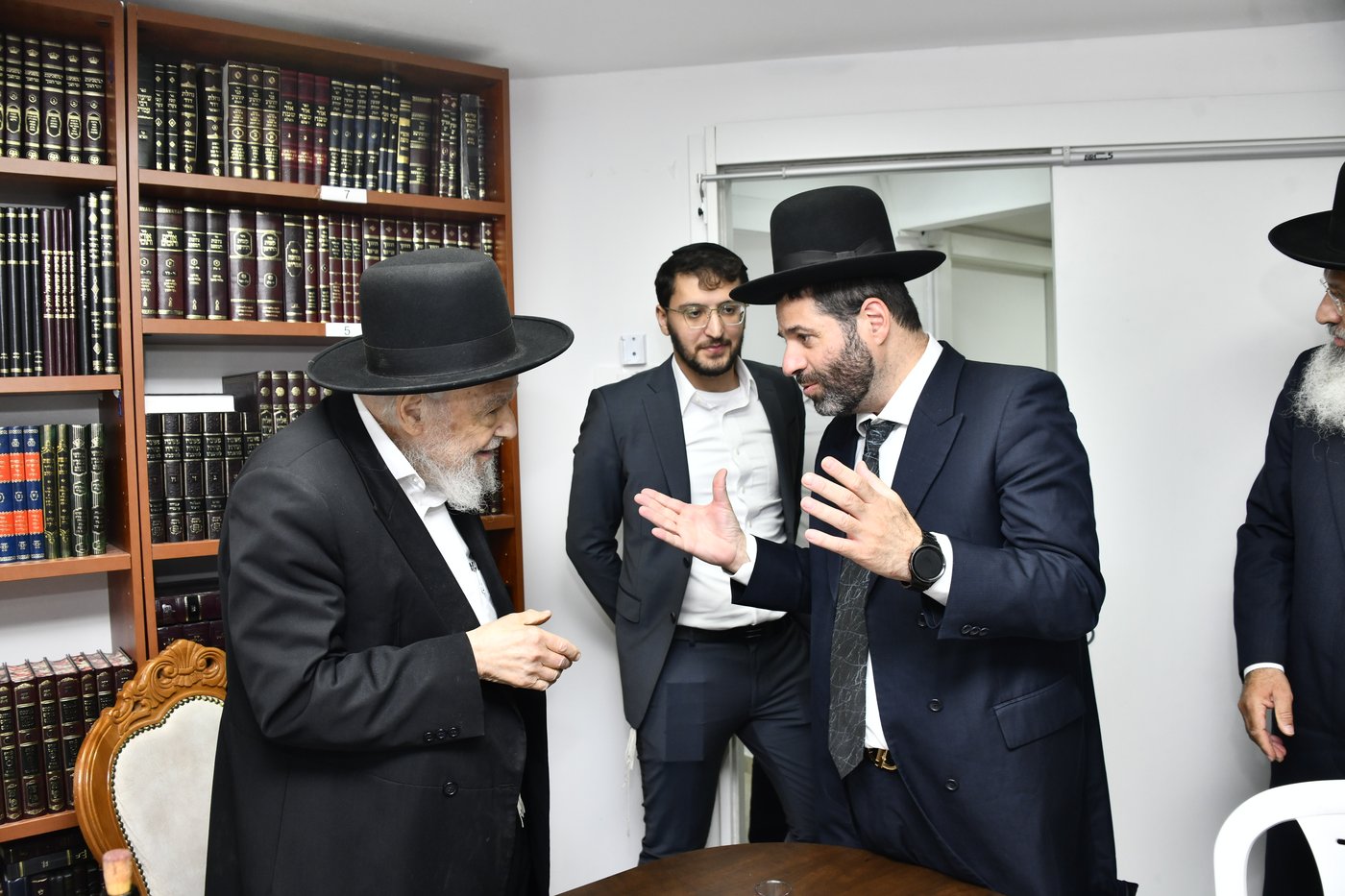 מעמד לחיים אצל הגרמ"ה הירש לרגל חנוכת בית ספר וסמינר 'בנות ציון' 