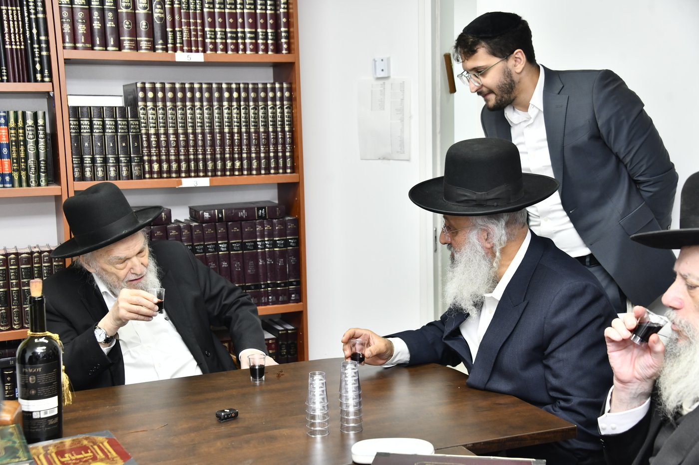 מעמד לחיים אצל הגרמ"ה הירש לרגל חנוכת בית ספר וסמינר 'בנות ציון' 