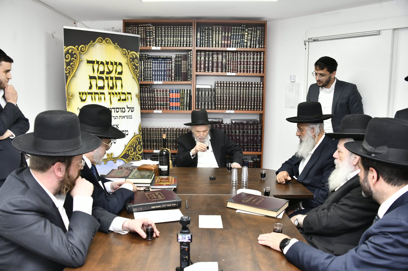 מעמד לחיים אצל הגרמ"ה הירש לרגל חנוכת בית ספר וסמינר 'בנות ציון' 