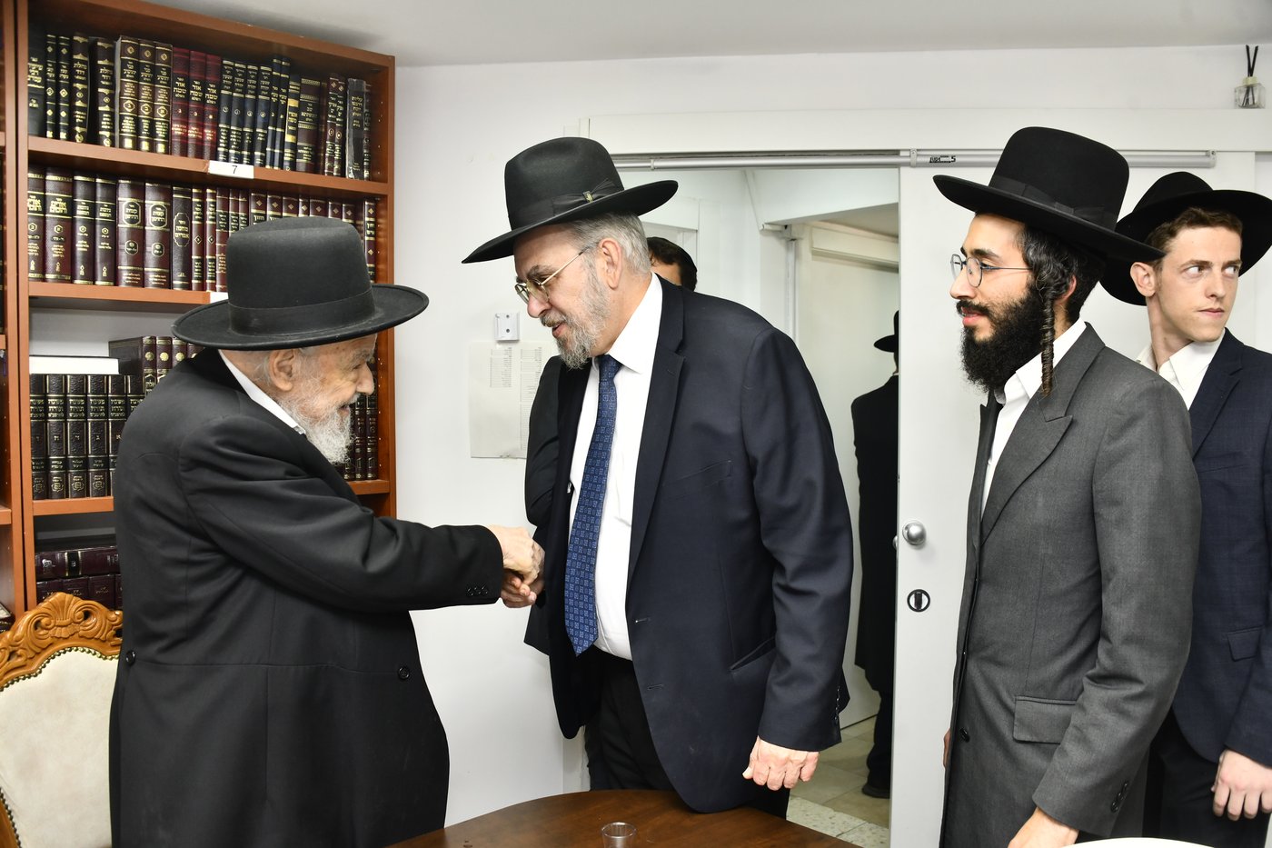 מעמד לחיים אצל הגרמ"ה הירש לרגל חנוכת בית ספר וסמינר 'בנות ציון' 