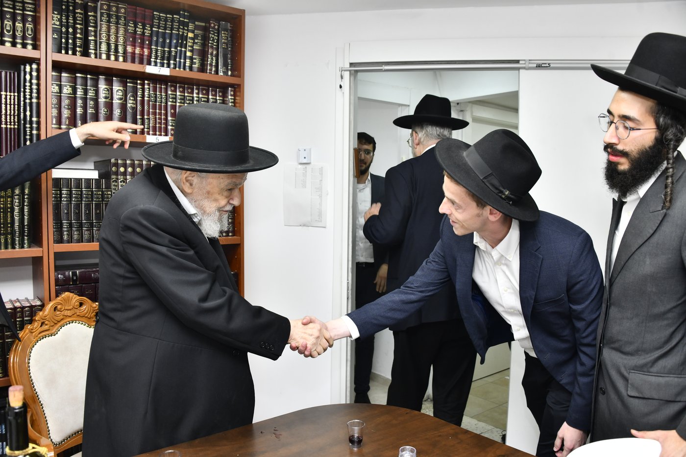 מעמד לחיים אצל הגרמ"ה הירש לרגל חנוכת בית ספר וסמינר 'בנות ציון' 