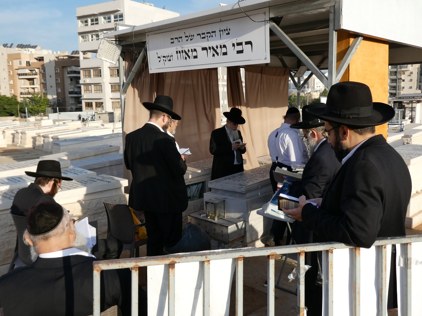 הגאון רבי שבתי לוי בתפילה על ציון אחיו זצ"ל