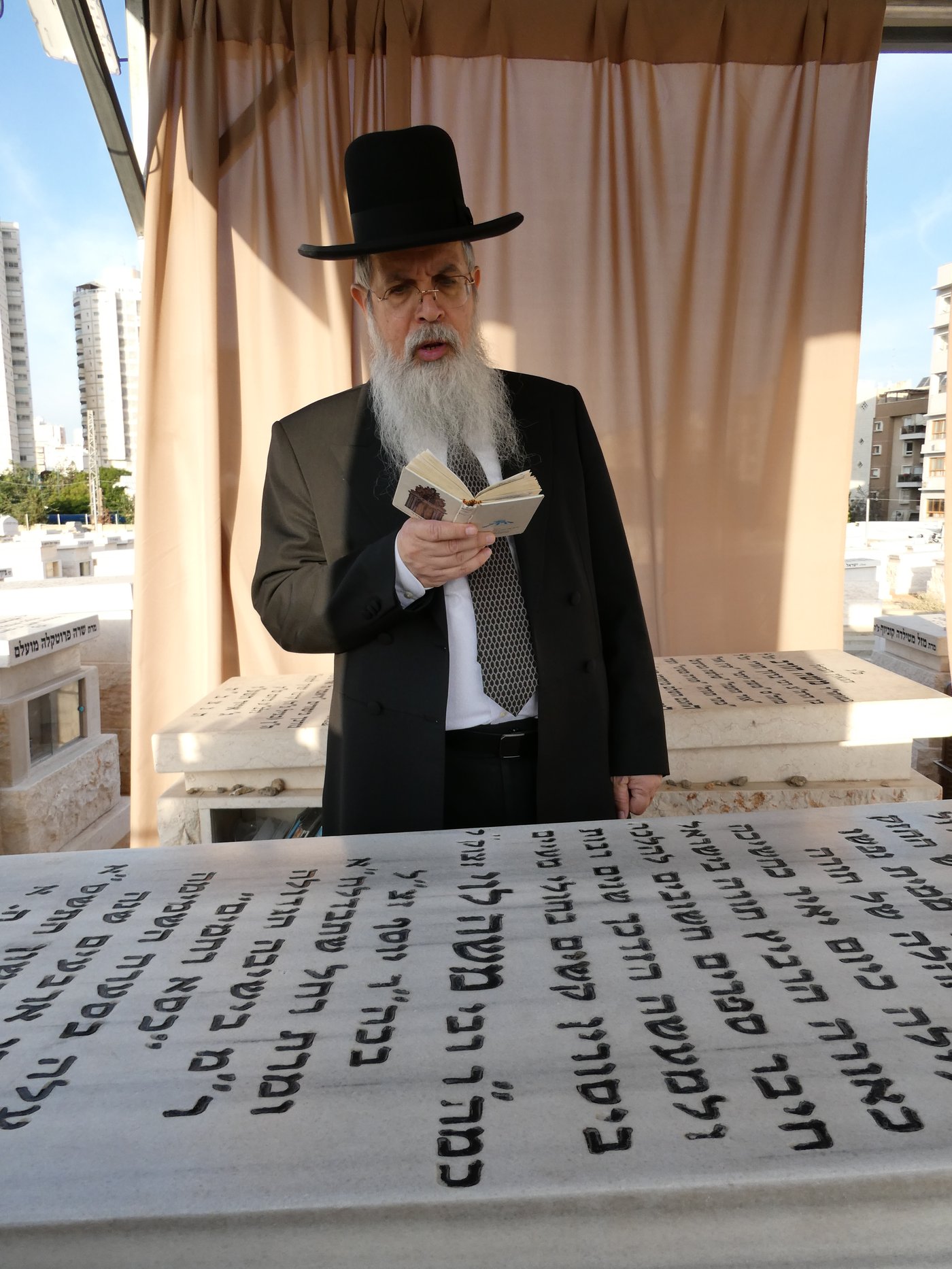 הגאון רבי שבתי לוי בתפילה על ציון אחיו זצ"ל