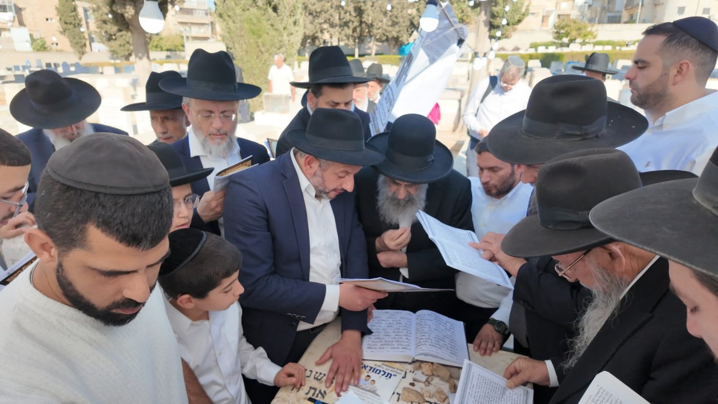 הגר"מ צדקה בעליה לציון אביו זצ"ל ביום ההילולא