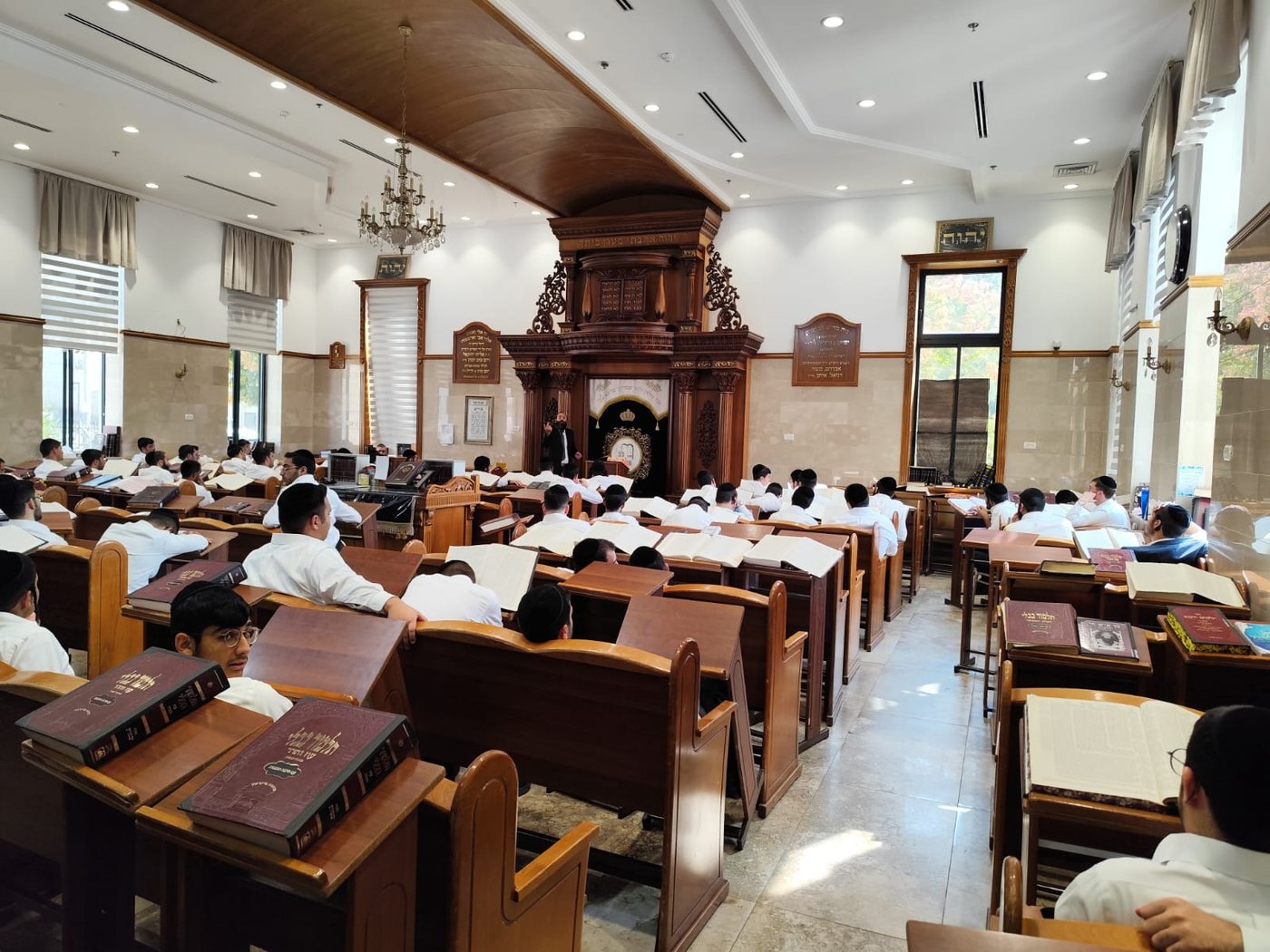 הגאון רבי עובדיה חזן בשיעור כללי בישיבת 'לב אליהו'