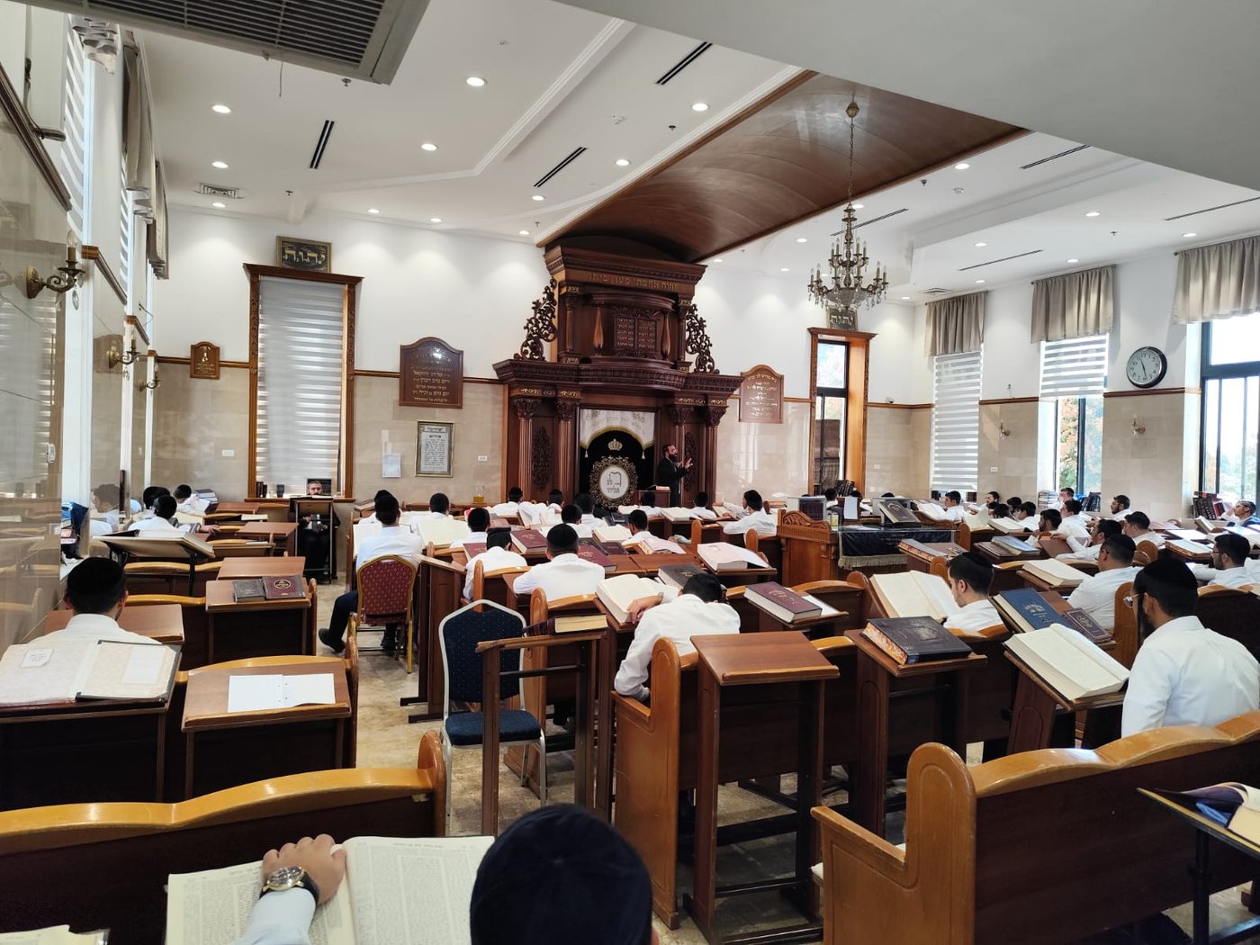 הגאון רבי עובדיה חזן בשיעור כללי בישיבת 'לב אליהו'