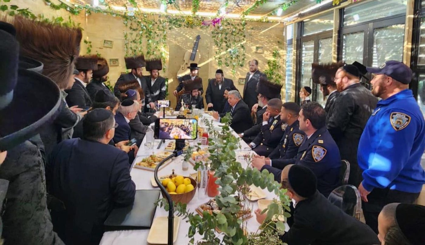 ממדאני עם עסקני סאטמר בסוכות האחרון