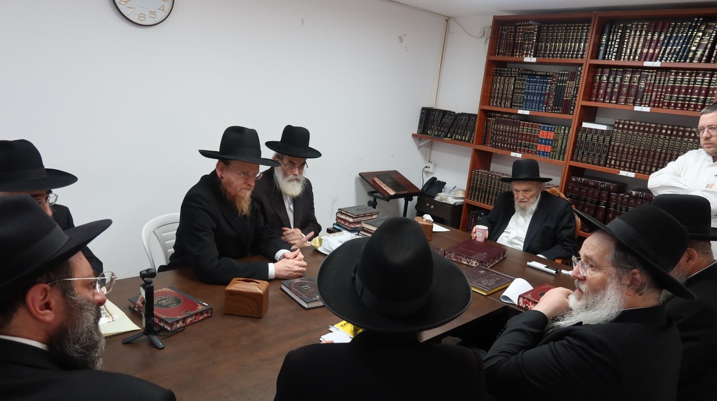 גזירת גיוס בנות צרפת: הגרמ"ה הירש התערב והבחורה שנעצרה שוחררה | מאמץ לגיבוש פתרון