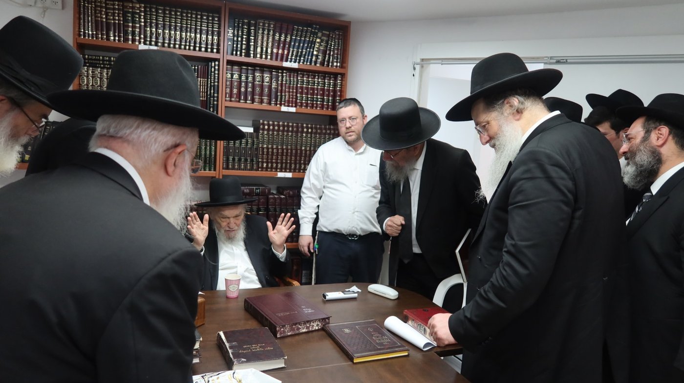 גזירת גיוס בנות צרפת: הגרמ"ה הירש התערב והבחורה שנעצרה שוחררה | מאמץ לגיבוש פתרון