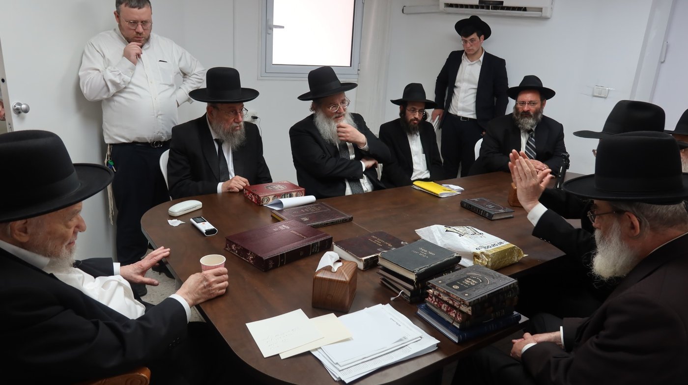 גזירת גיוס בנות צרפת: הגרמ"ה הירש התערב והבחורה שנעצרה שוחררה | מאמץ לגיבוש פתרון