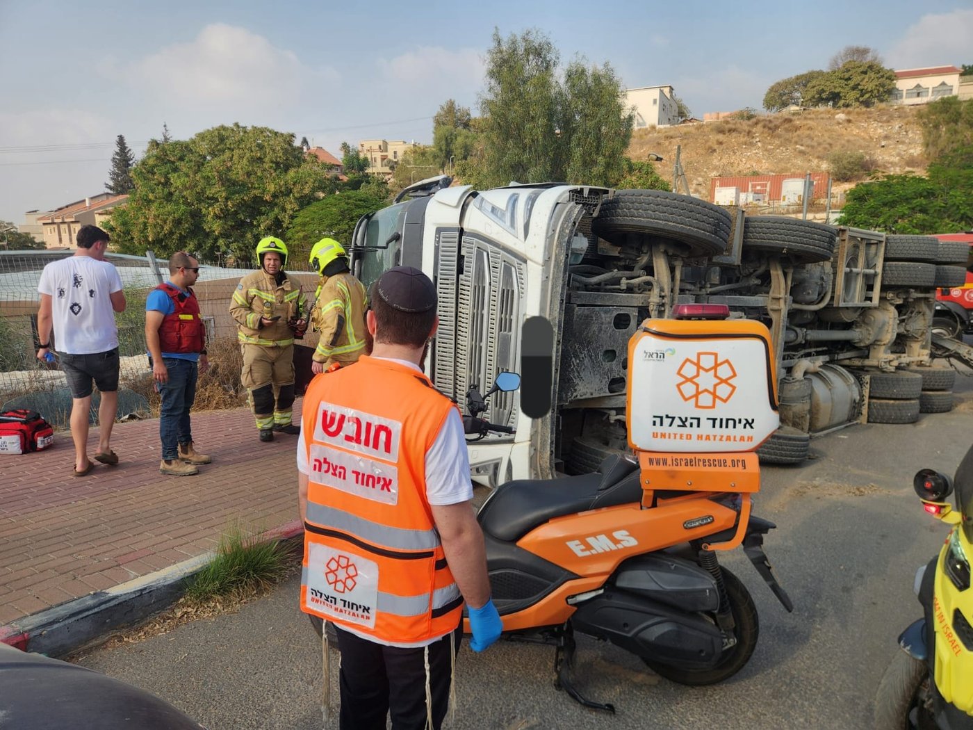 אוטובוס ומשאית התנגשו: שישה נוסעים נפצעו, הדופן הארוכה 'גולחה'