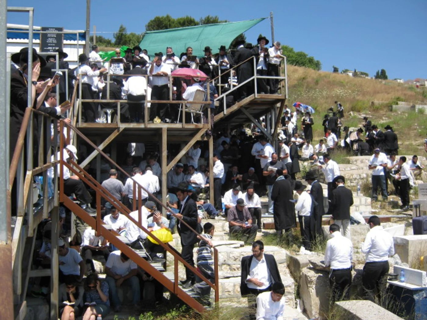 המונים פוקדים את ציון רבי לייב בעל הייסורים זצ"ל