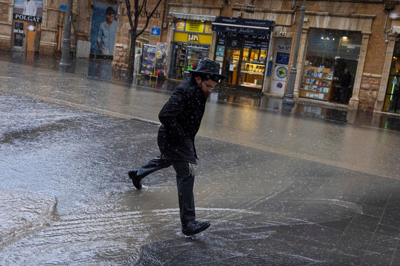 התחזית: צפי לגשם מקומי - ואז התחממות עד לכדי שרב