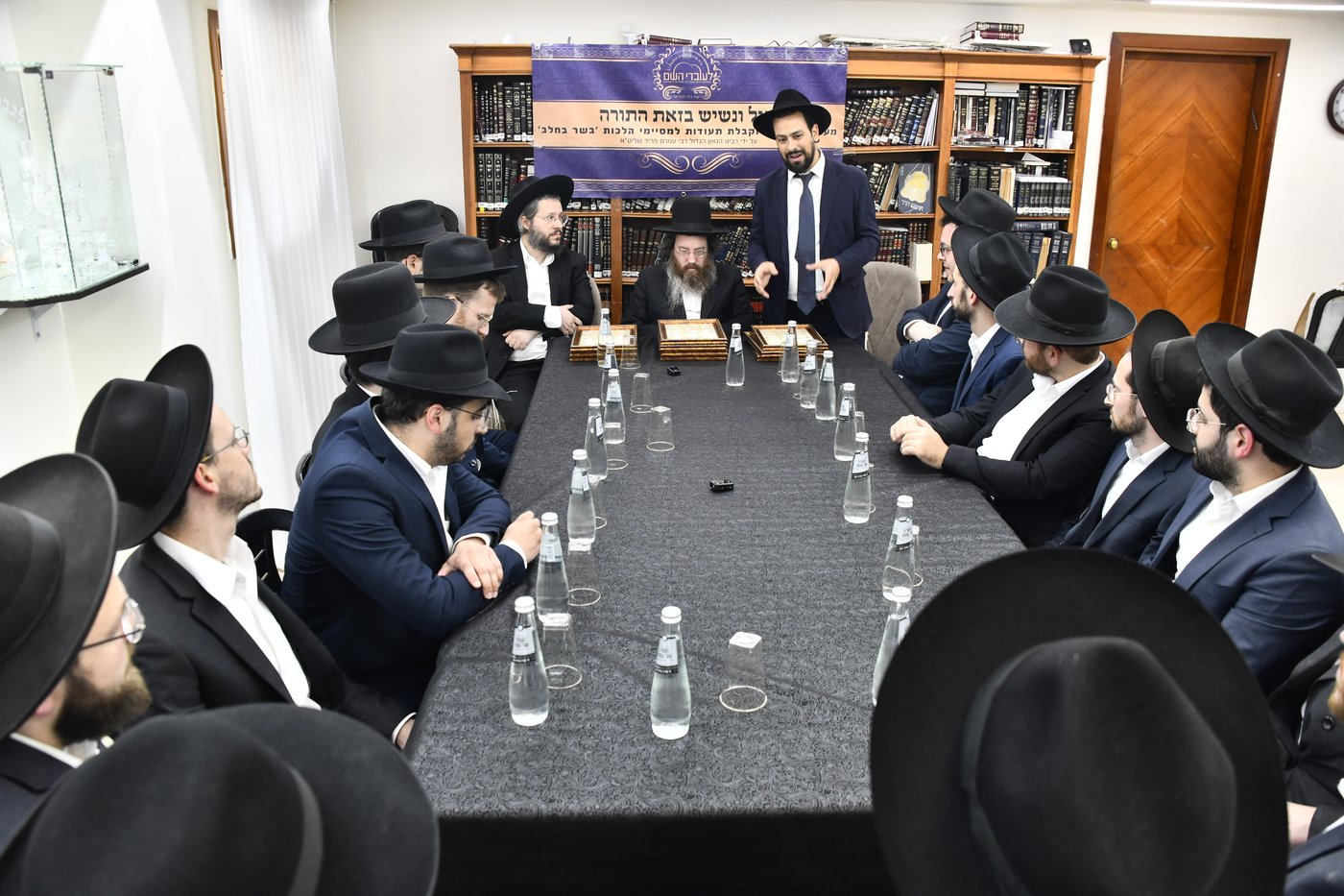 חלוקת תעודות הוראה בבית הגר"ע פריד