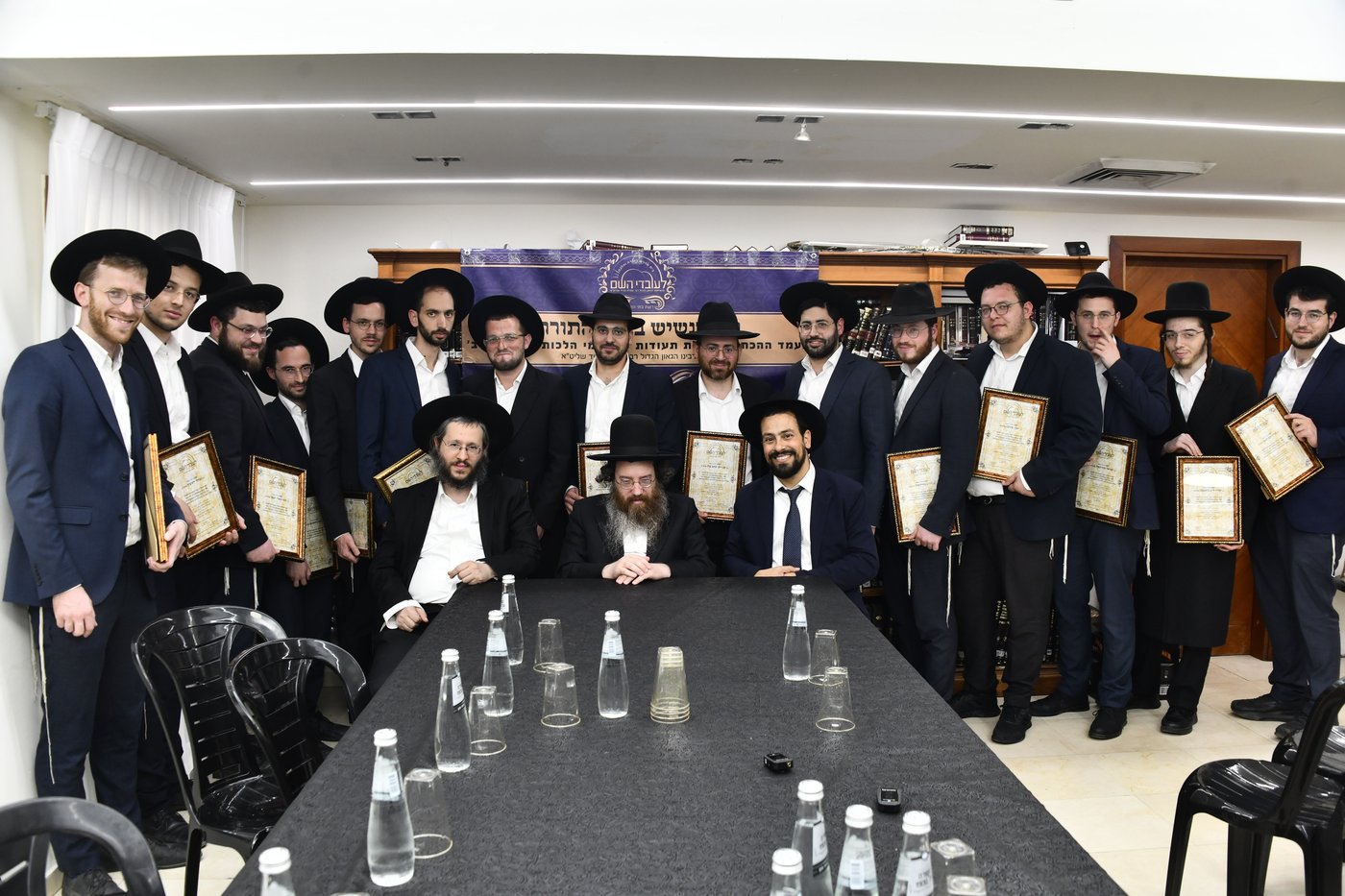 חלוקת תעודות הוראה בבית הגר"ע פריד