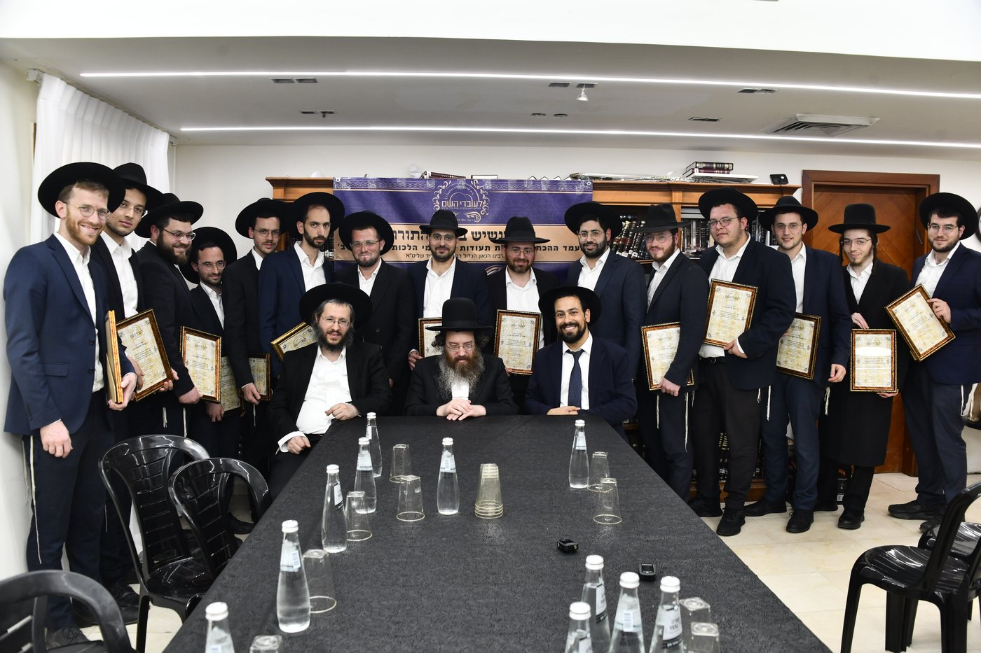 חלוקת תעודות הוראה בבית הגר"ע פריד