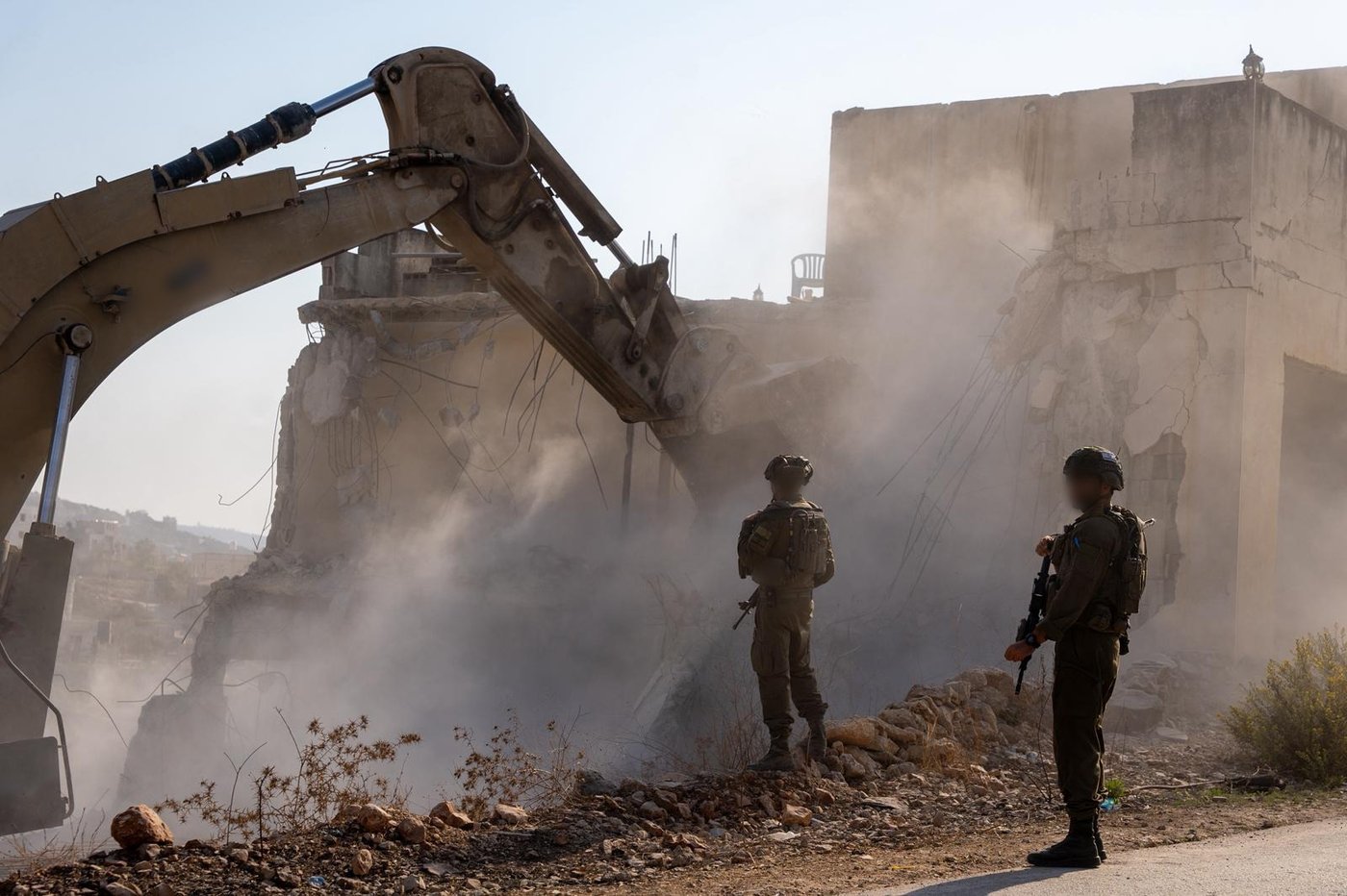 תיעוד: ה-D9 עלה על הבית - והשמיד עד עפר | כך נהרס בית רוצחה של צאלה גז הי"ד