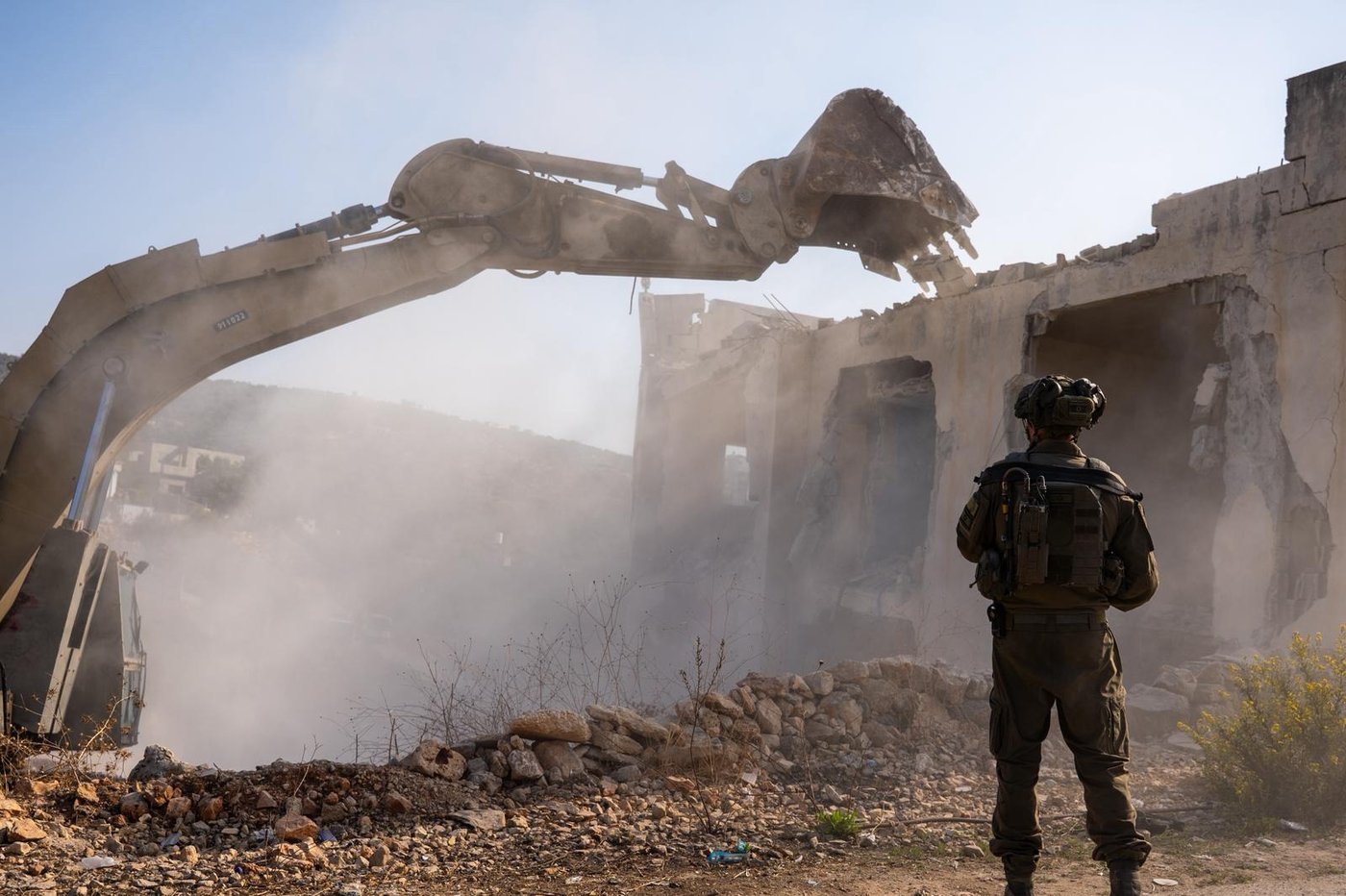 תיעוד: ה-D9 עלה על הבית - והשמיד עד עפר | כך נהרס בית רוצחה של צאלה גז הי"ד