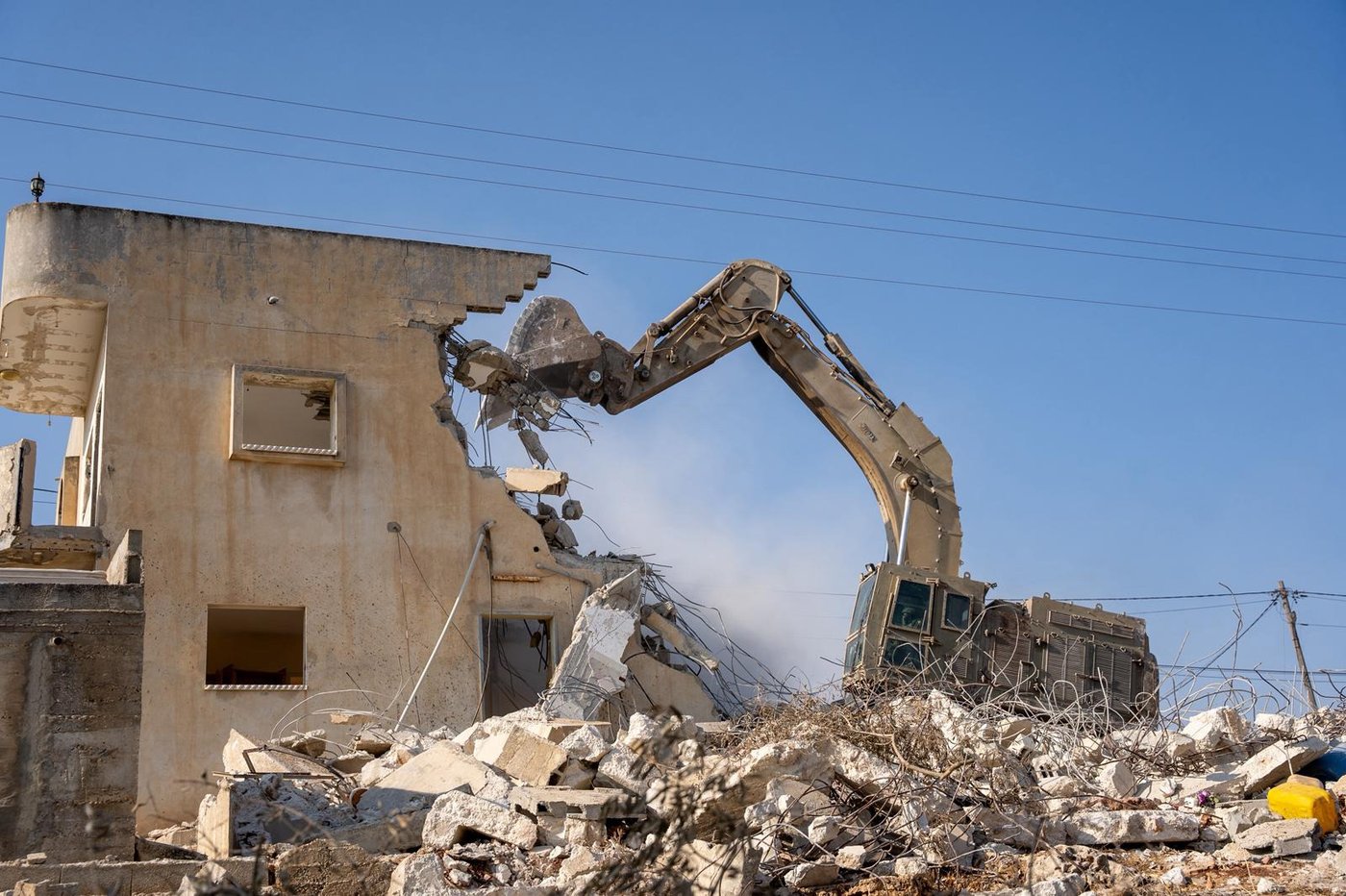 תיעוד: ה-D9 עלה על הבית - והשמיד עד עפר | כך נהרס בית רוצחה של צאלה גז הי"ד