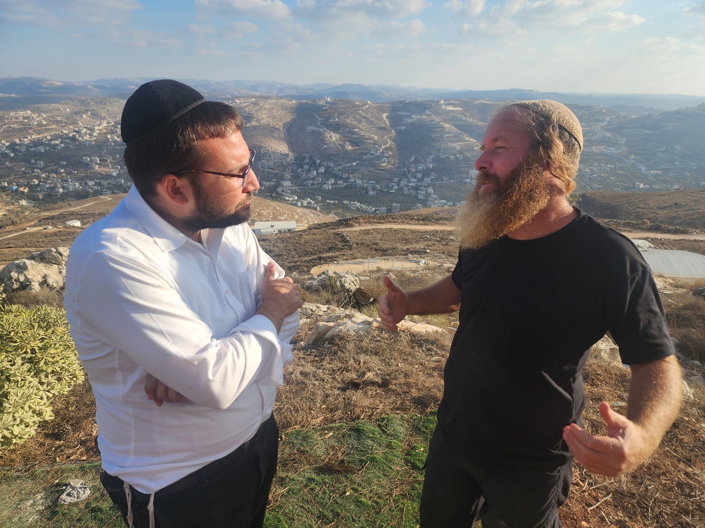 ישראל שפירא בחצרו של בעז אלברט