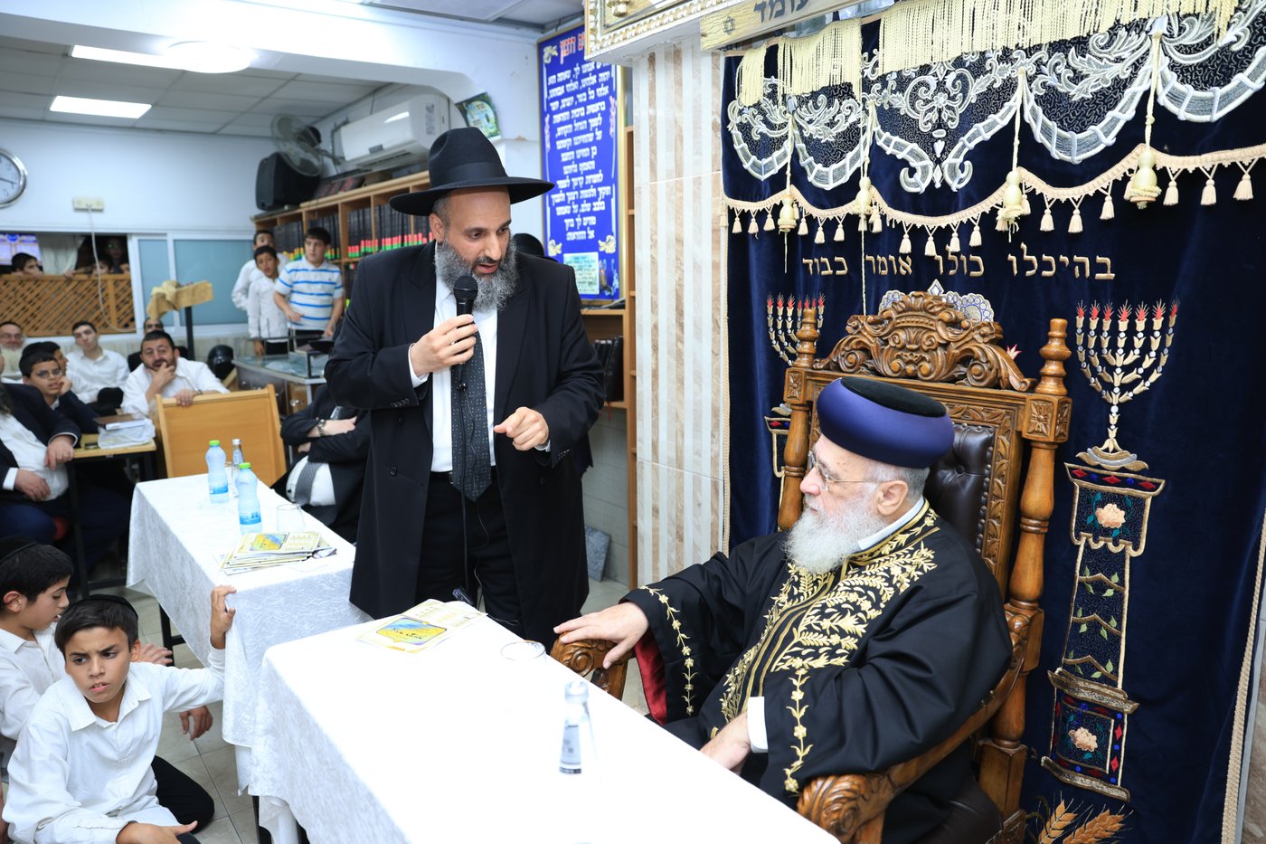 הראשל"צ הגר"י יוסף בבית הכנסת "חסדי עובדיה"