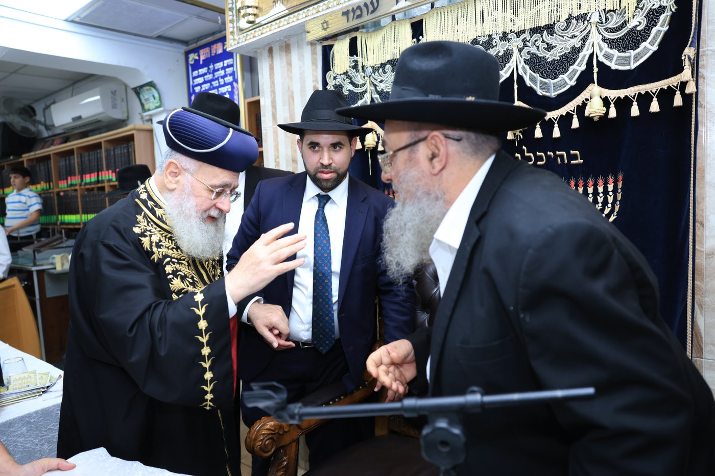 הראשל"צ הגר"י יוסף בבית הכנסת "חסדי עובדיה"