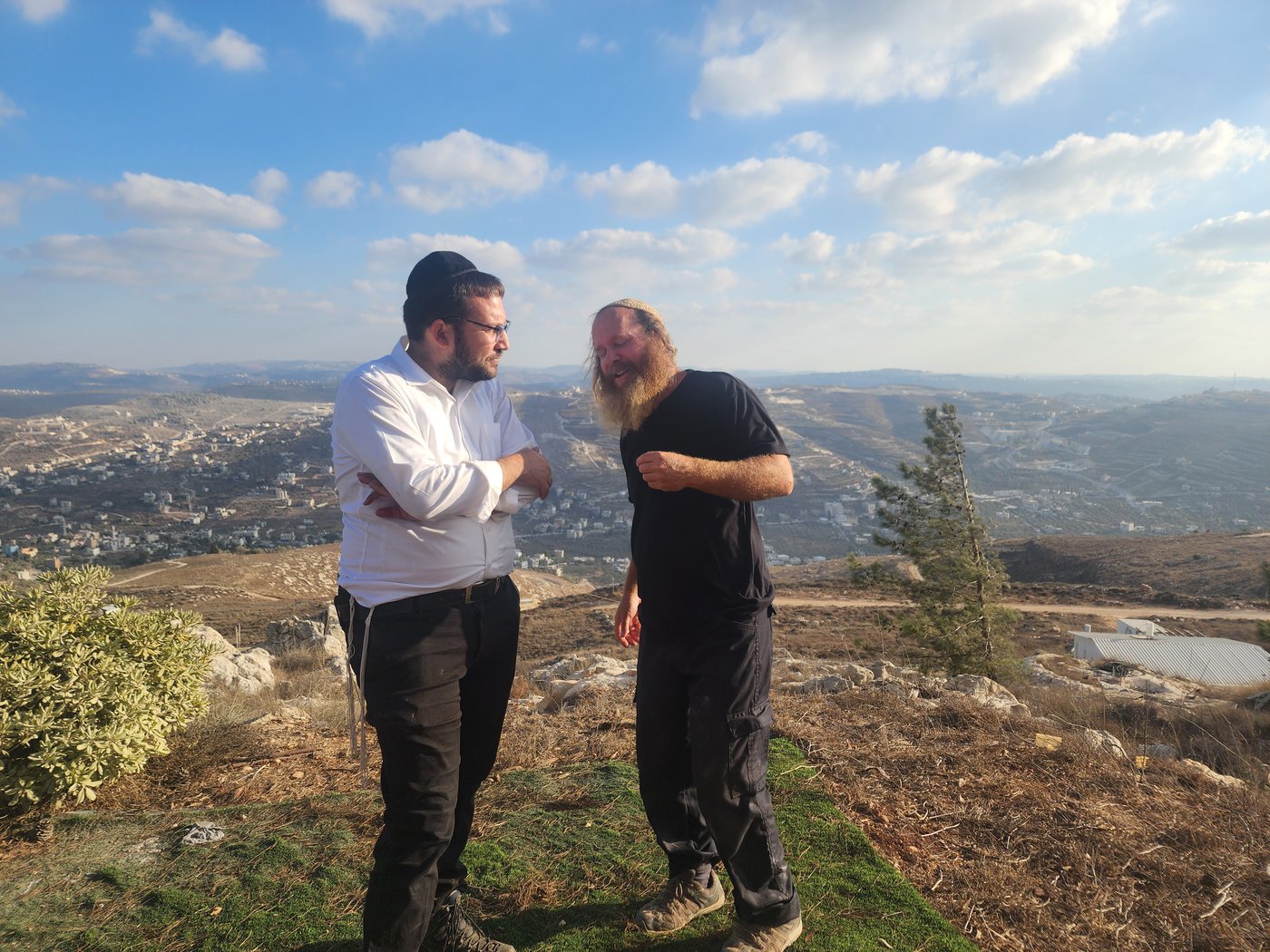 ישראל שפירא ובעז אלברט, בחצר הבית