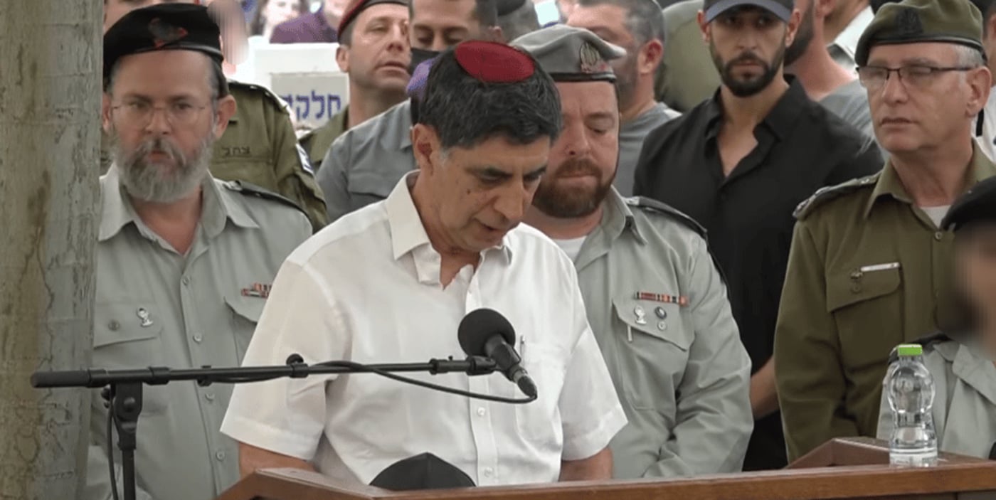 שמחה גולדין באמרית קדיש בהלווית בנו הדר