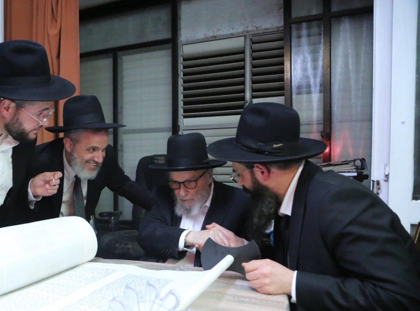  הכנסת ס"ת לישיבת 'אהל תורה'