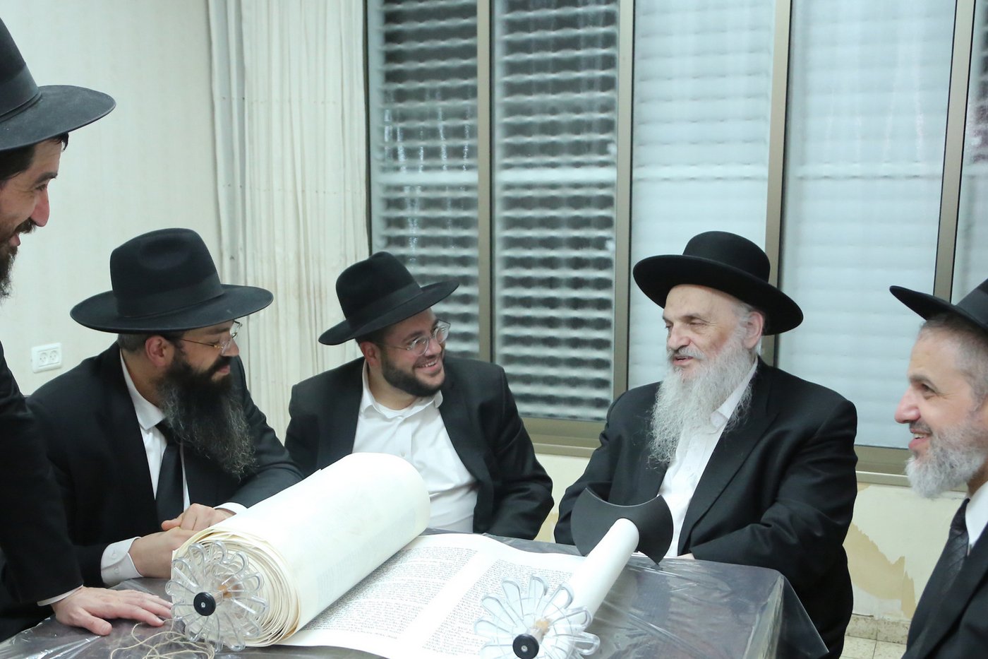  הכנסת ס"ת לישיבת 'אהל תורה'