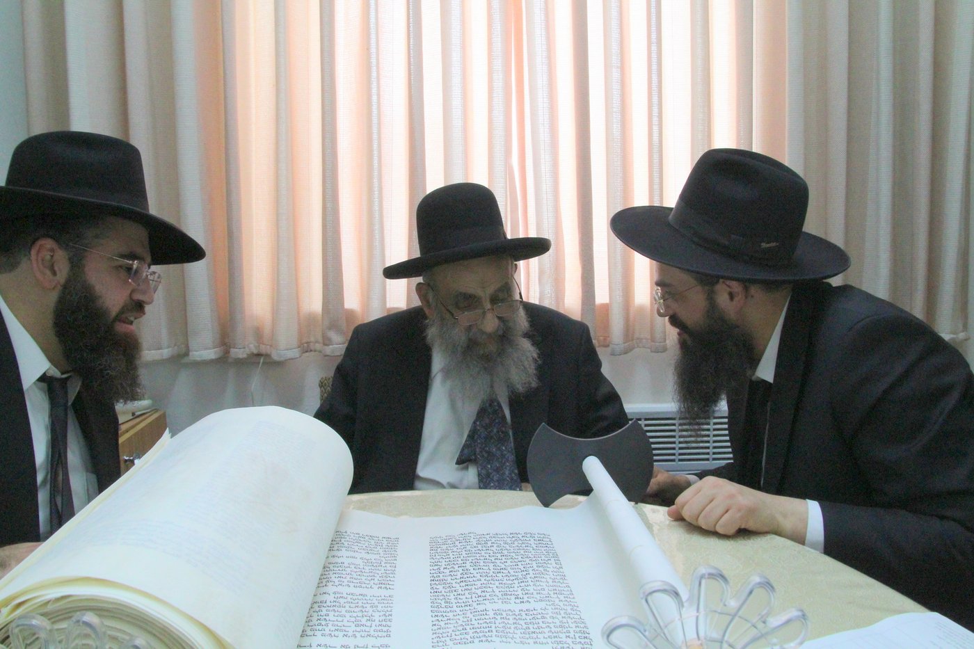  הכנסת ס"ת לישיבת 'אהל תורה'