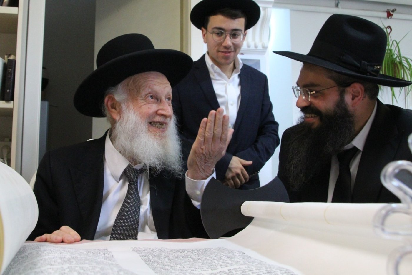  הכנסת ס"ת לישיבת 'אהל תורה'