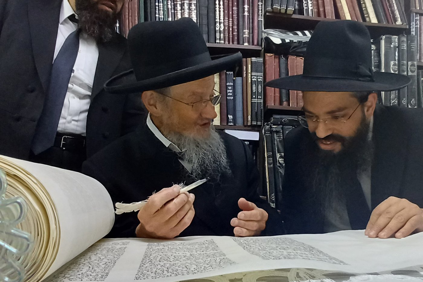  הכנסת ס"ת לישיבת 'אהל תורה'