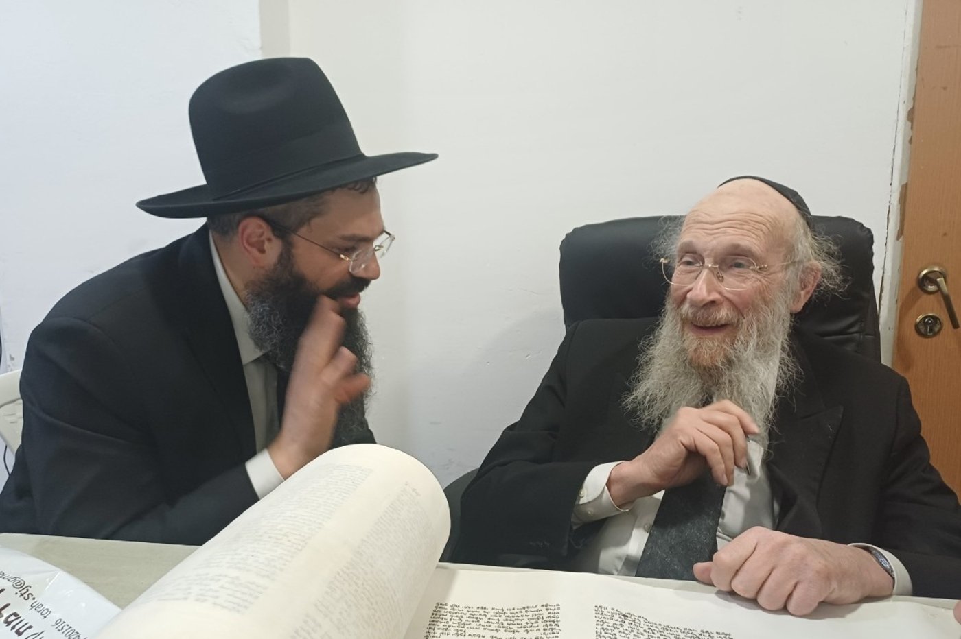  הכנסת ס"ת לישיבת 'אהל תורה'