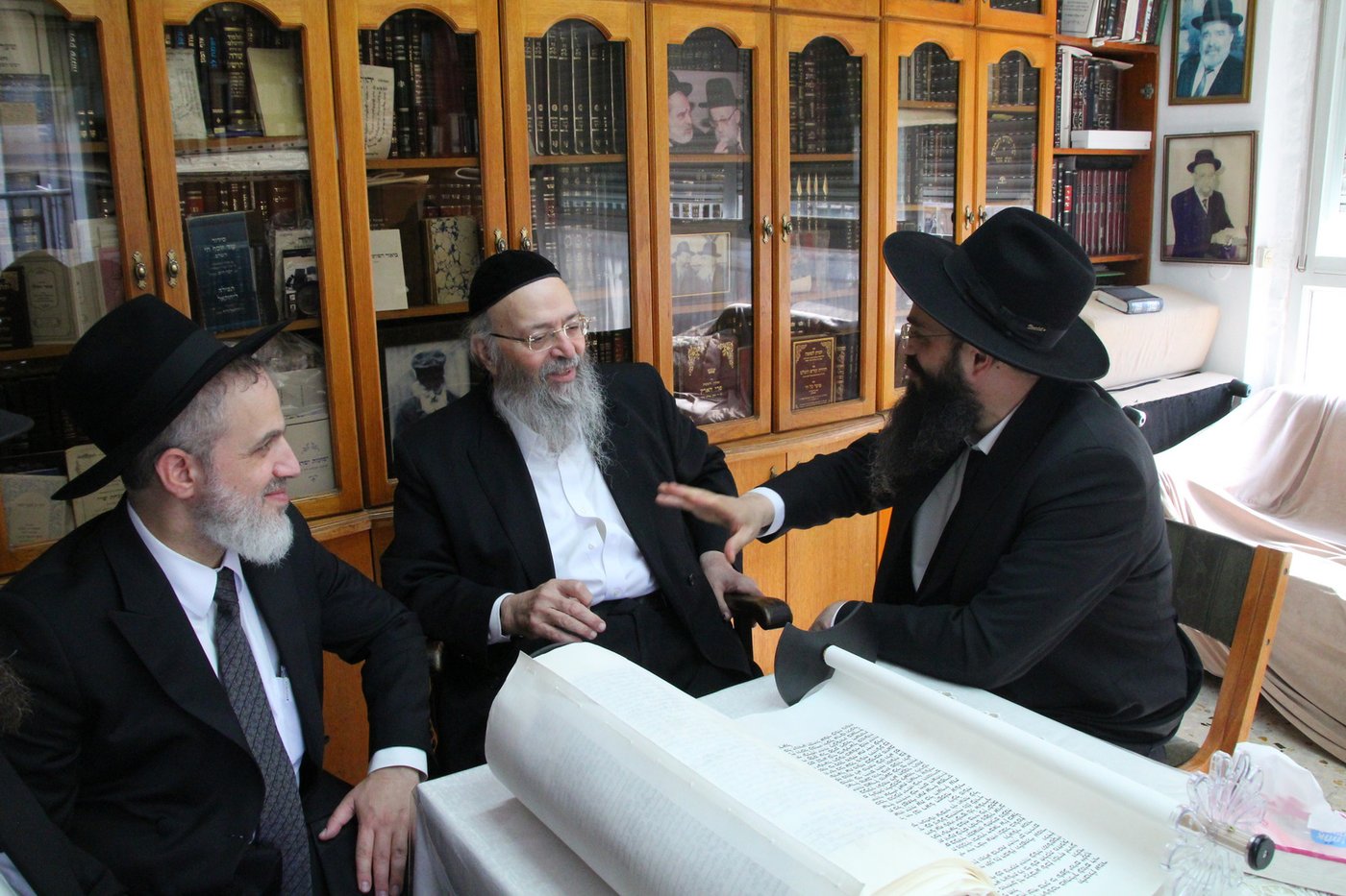  הכנסת ס"ת לישיבת 'אהל תורה'