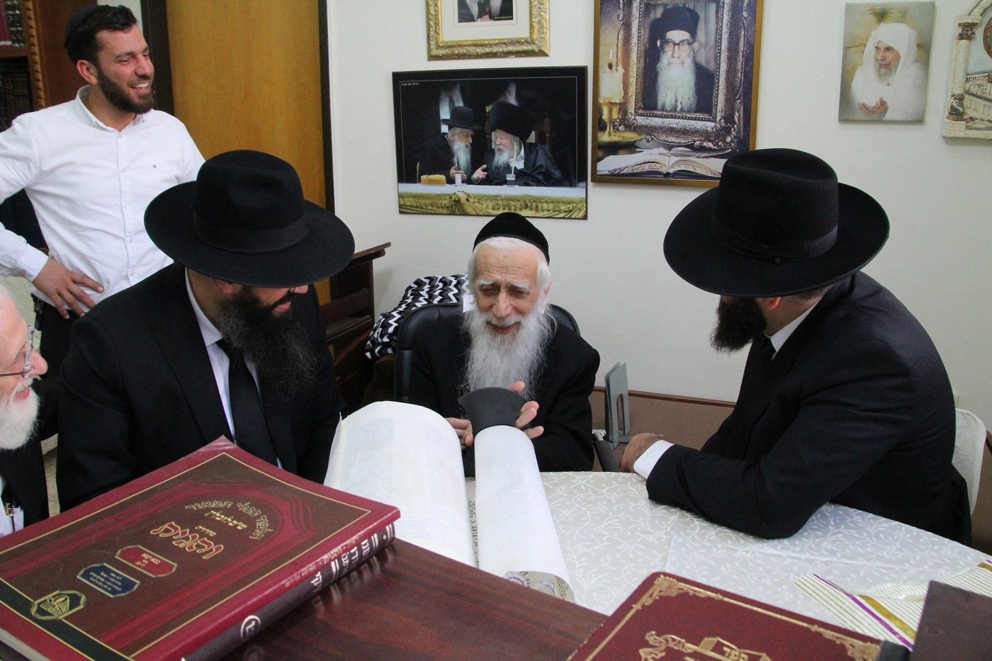  הכנסת ס"ת לישיבת 'אהל תורה'