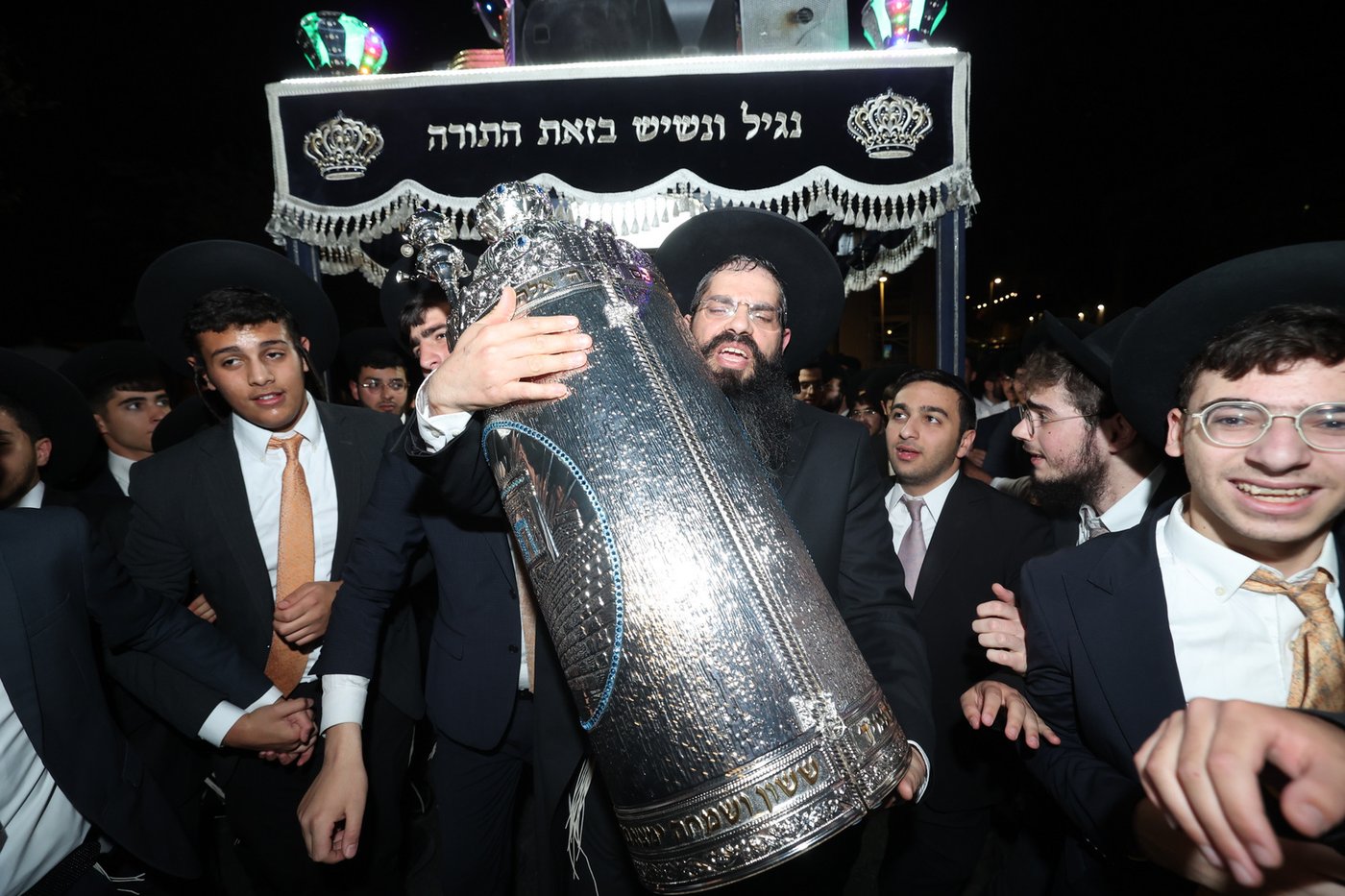  הכנסת ס"ת לישיבת 'אהל תורה'