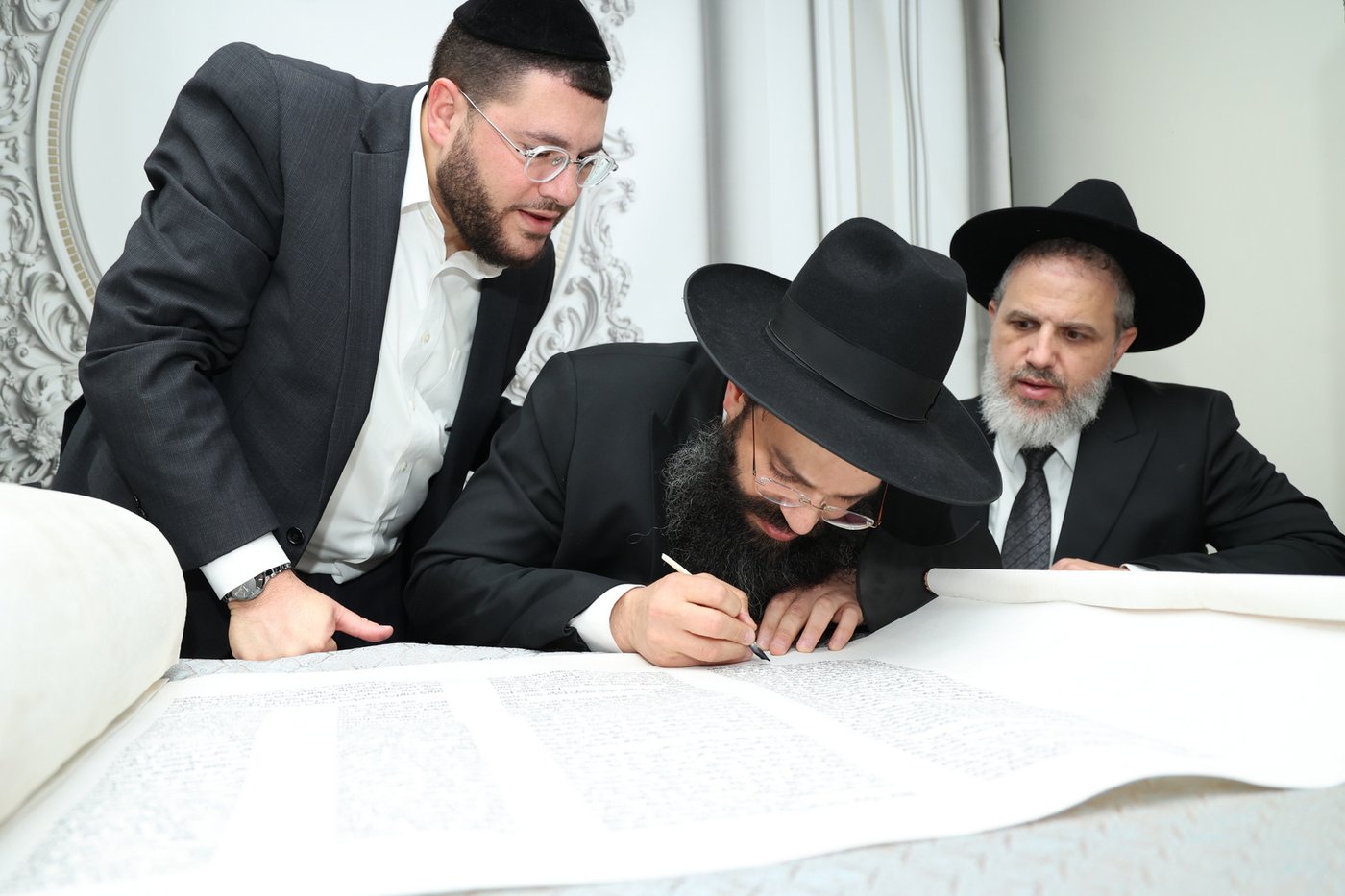  הכנסת ס"ת לישיבת 'אהל תורה'