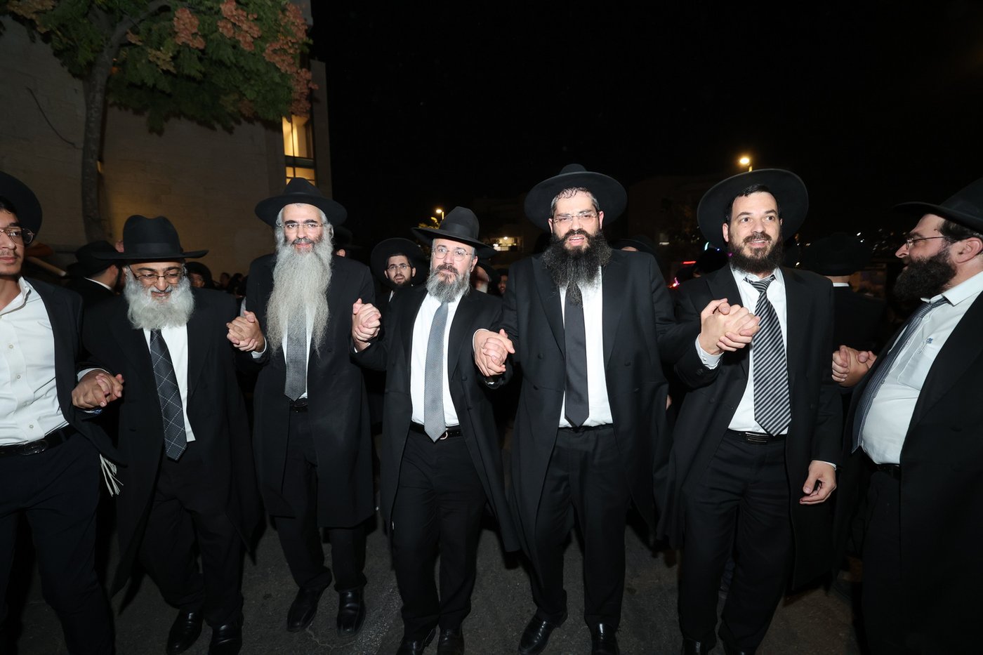  הכנסת ס"ת לישיבת 'אהל תורה'