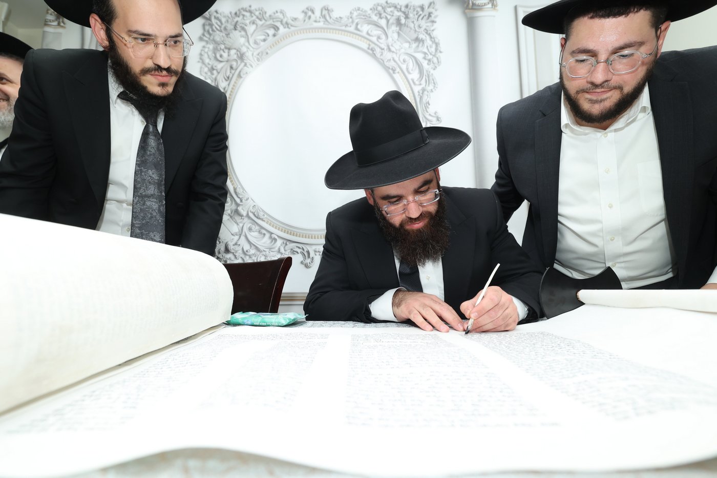  הכנסת ס"ת לישיבת 'אהל תורה'