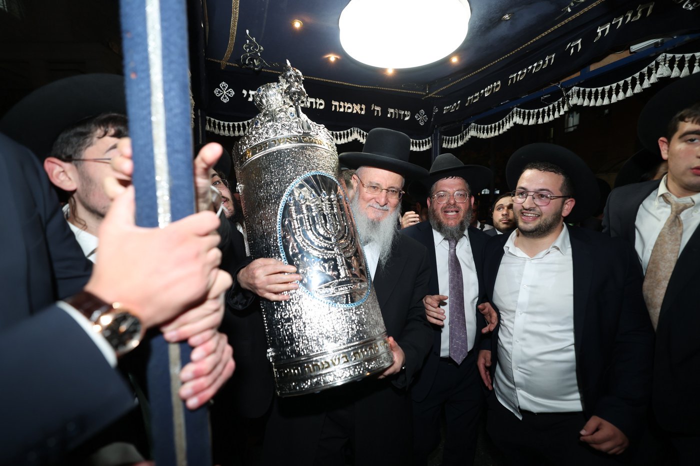  הכנסת ס"ת לישיבת 'אהל תורה'