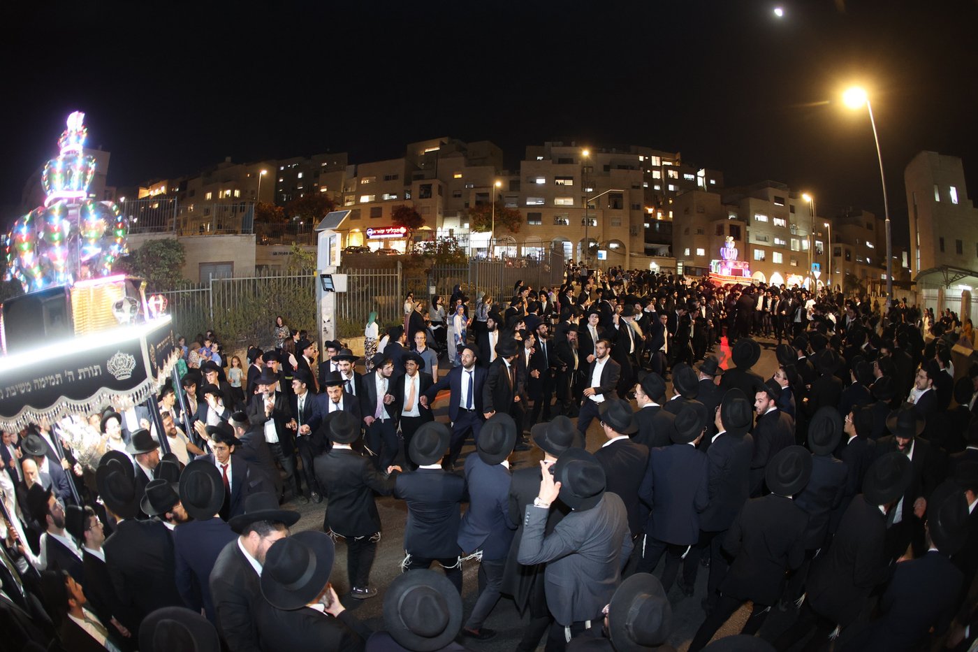  הכנסת ס"ת לישיבת 'אהל תורה'