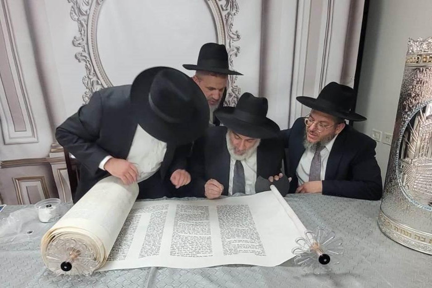  הכנסת ס"ת לישיבת 'אהל תורה'