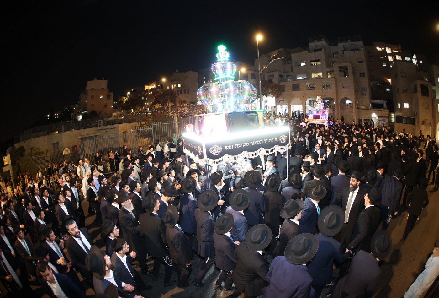  הכנסת ס"ת לישיבת 'אהל תורה'