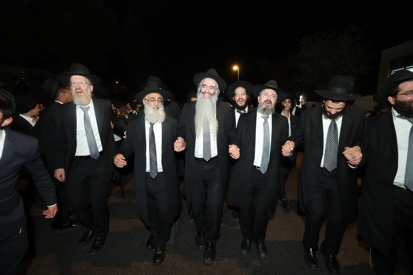  הכנסת ס"ת לישיבת 'אהל תורה'