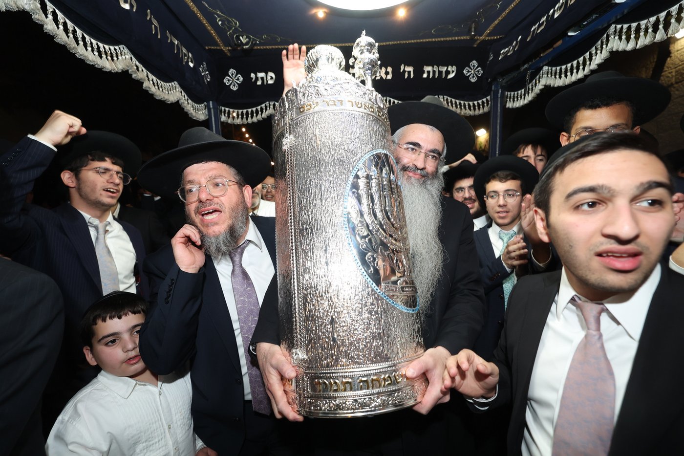  הכנסת ס"ת לישיבת 'אהל תורה'