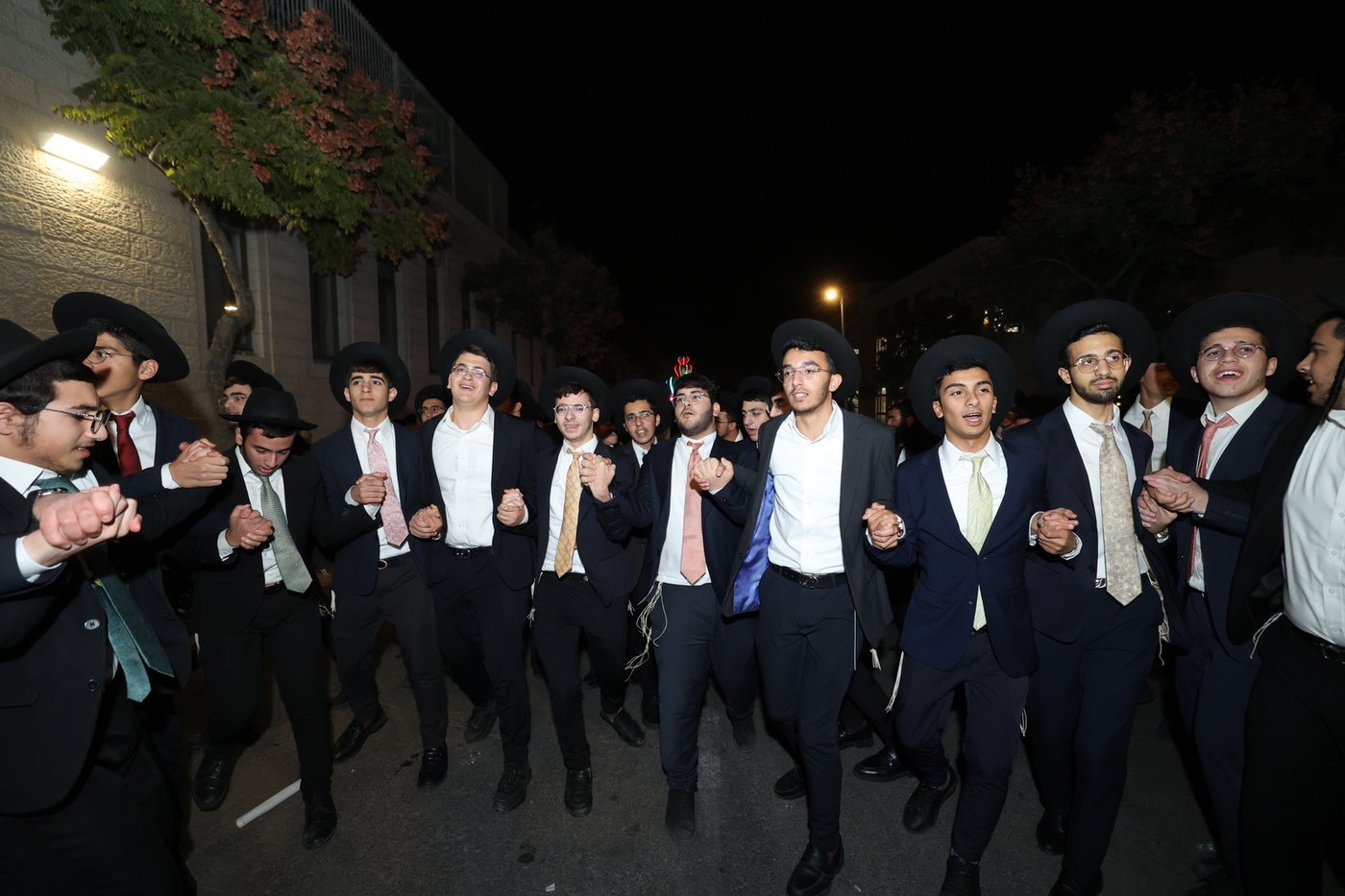  הכנסת ס"ת לישיבת 'אהל תורה'