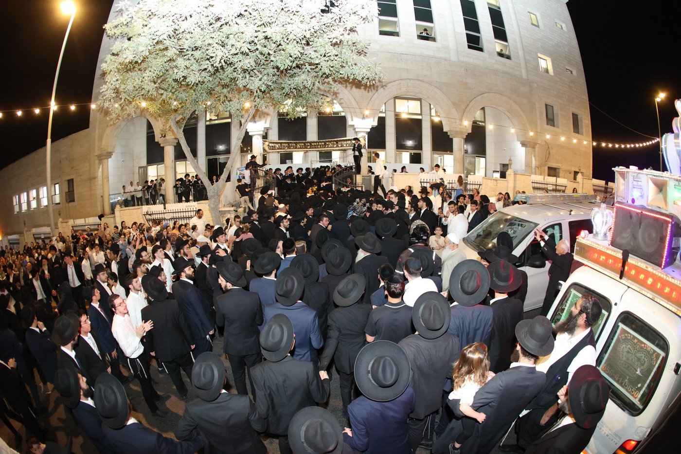  הכנסת ס"ת לישיבת 'אהל תורה'