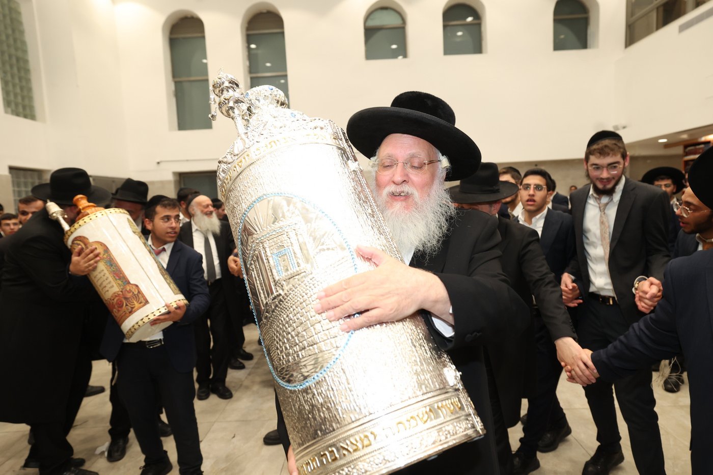  הכנסת ס"ת לישיבת 'אהל תורה'