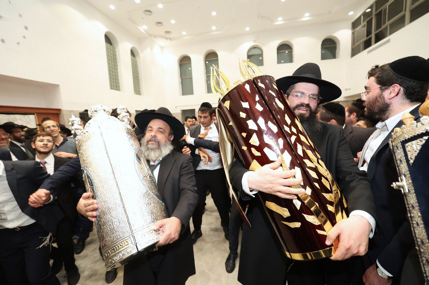  הכנסת ס"ת לישיבת 'אהל תורה'